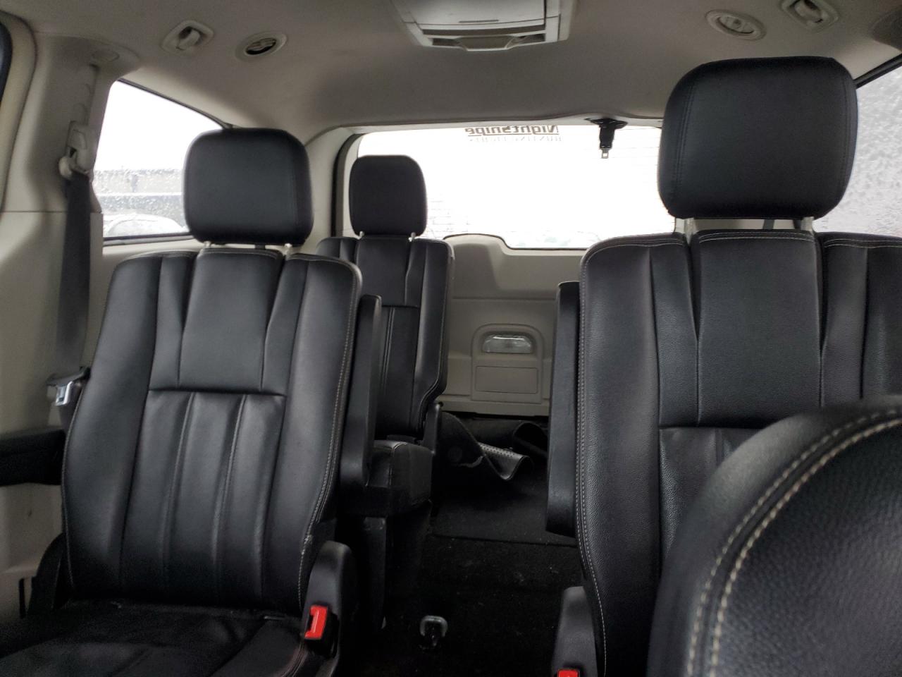 2016 Chrysler Town & Country - Image 10