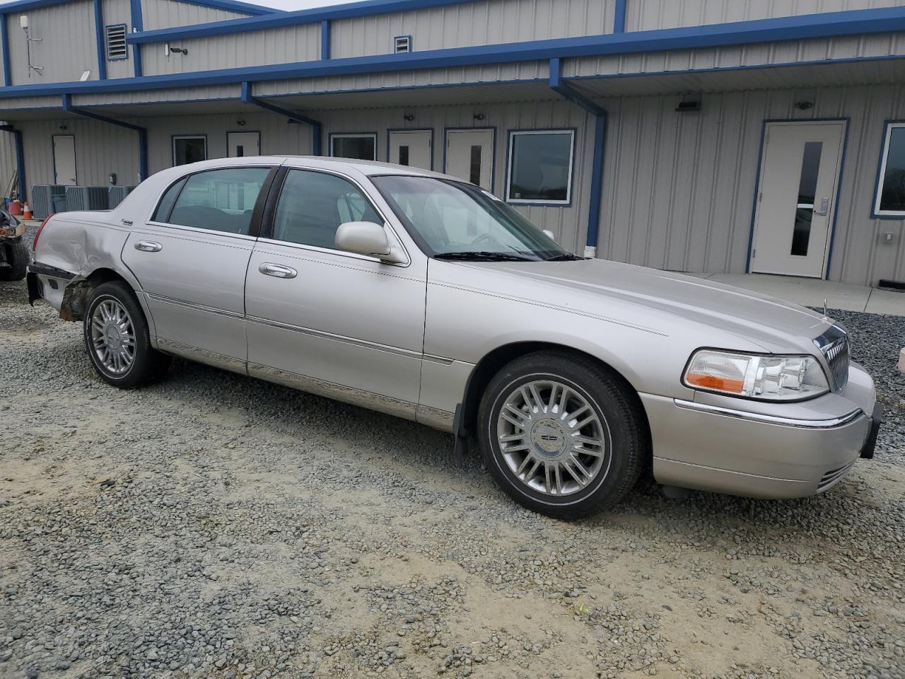 2011 Lincoln Town Car - Image 4