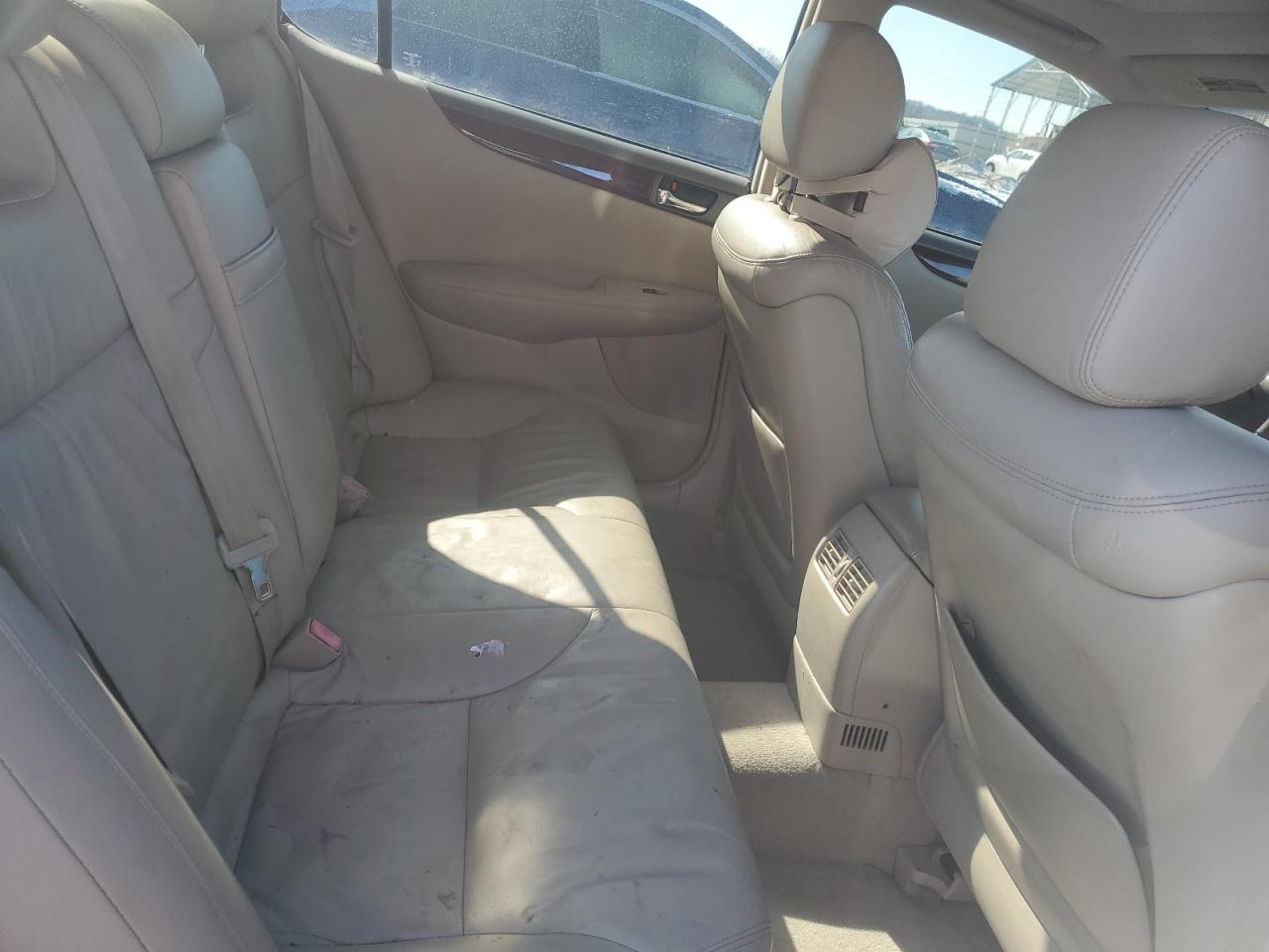 2004 Lexus ES - Image 10
