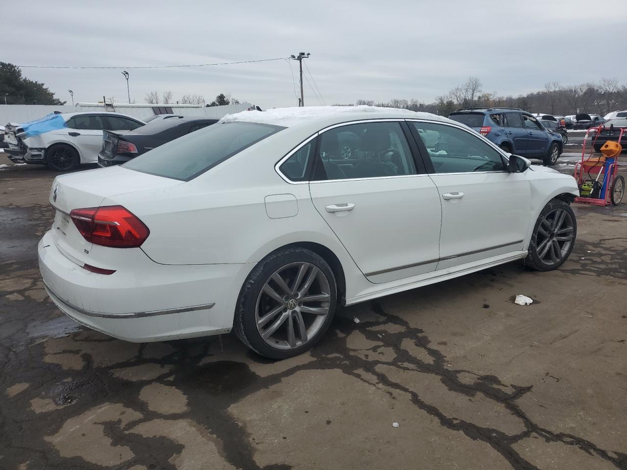 2016 Volkswagen Passat - Image 3