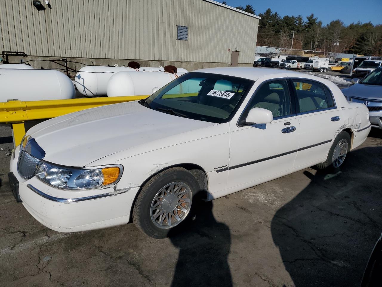 2000 Lincoln Town Car - Image 1
