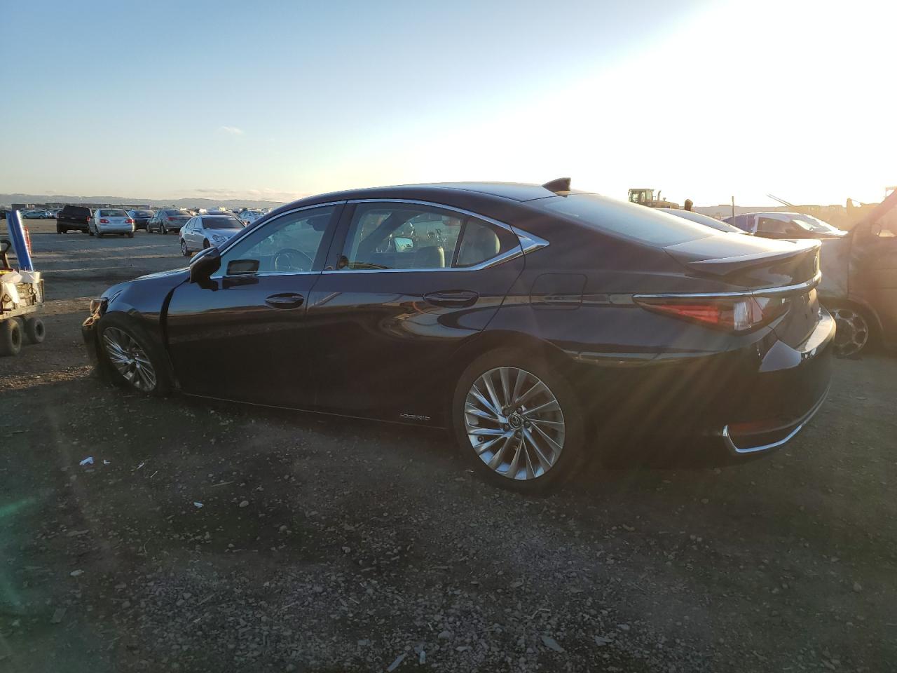 2019 Lexus ES - Image 2