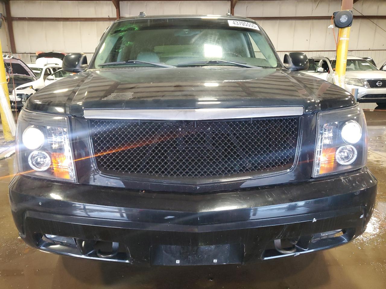 2005 Cadillac Escalade - Image 5