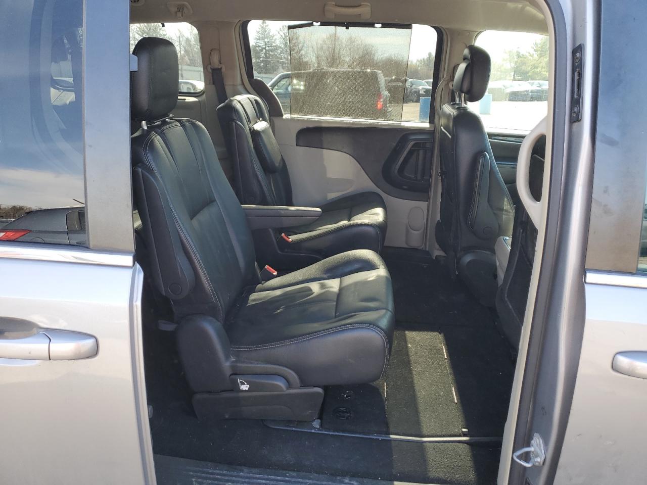 2015 Chrysler Town & Country - Image 11