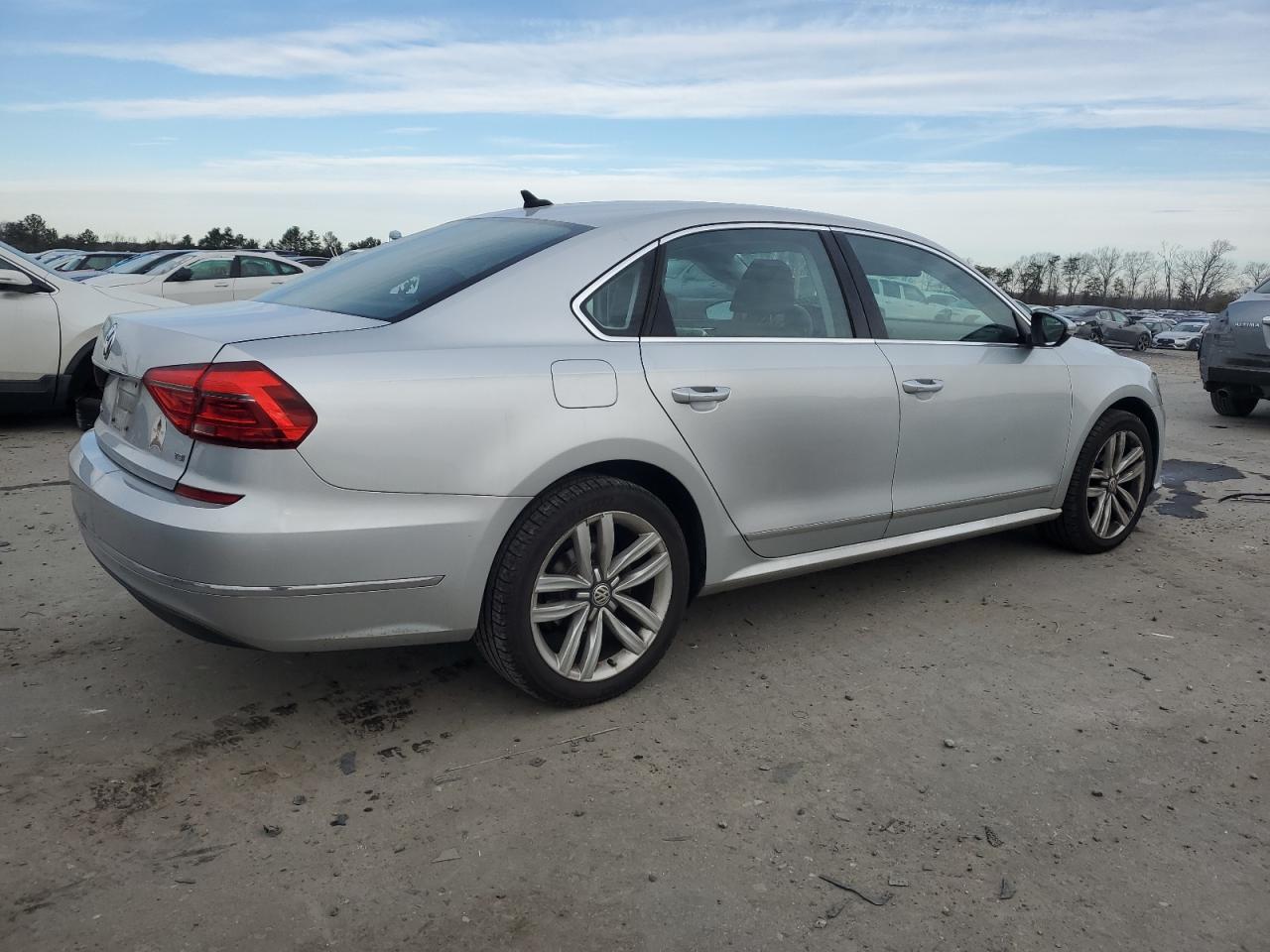 2016 Volkswagen Passat - Image 3