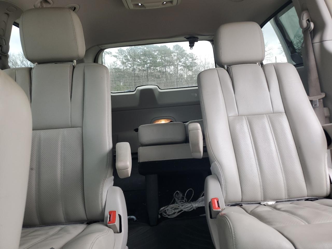 2012 Chrysler Town & Country - Image 10