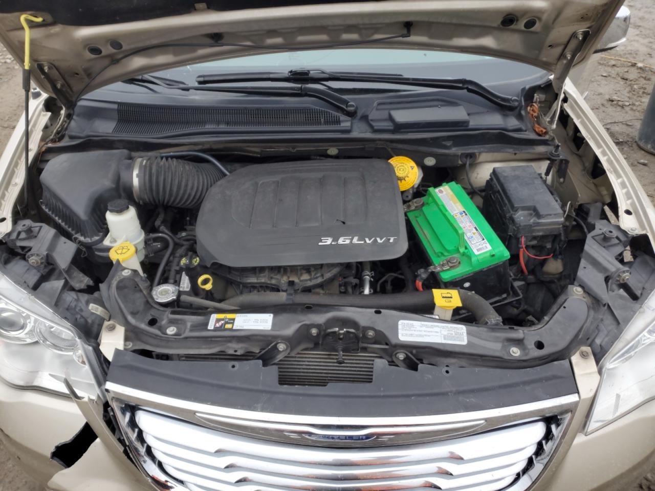 2016 Chrysler Town & Country - Image 12