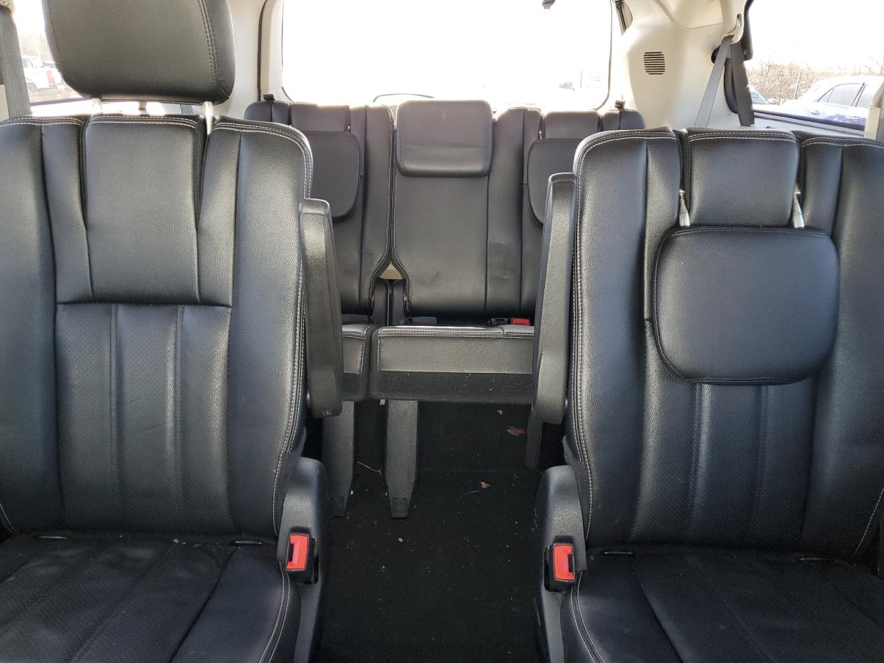 2016 Chrysler Town & Country - Image 10