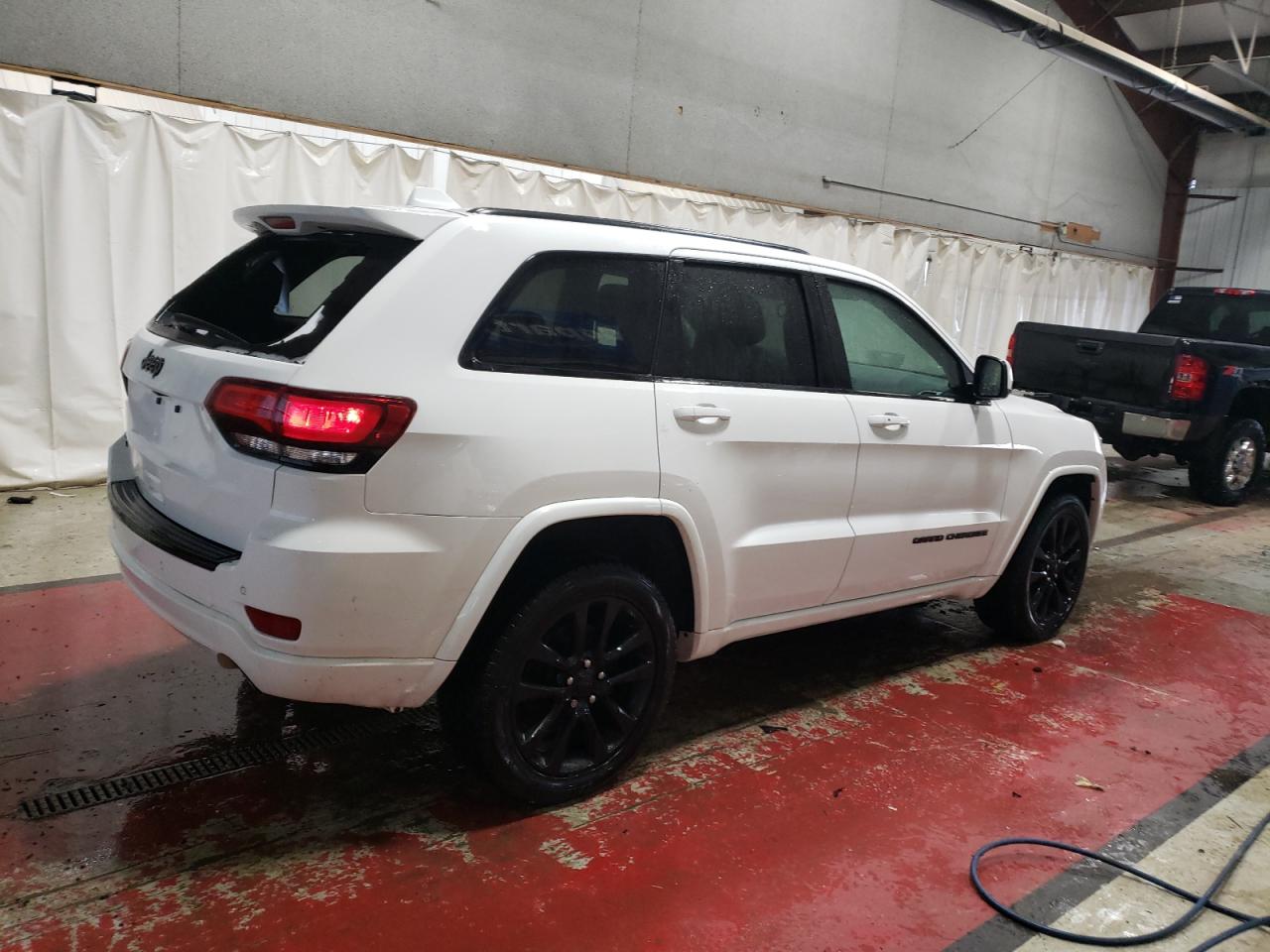 2017 Jeep Grand Cherokee - Image 3