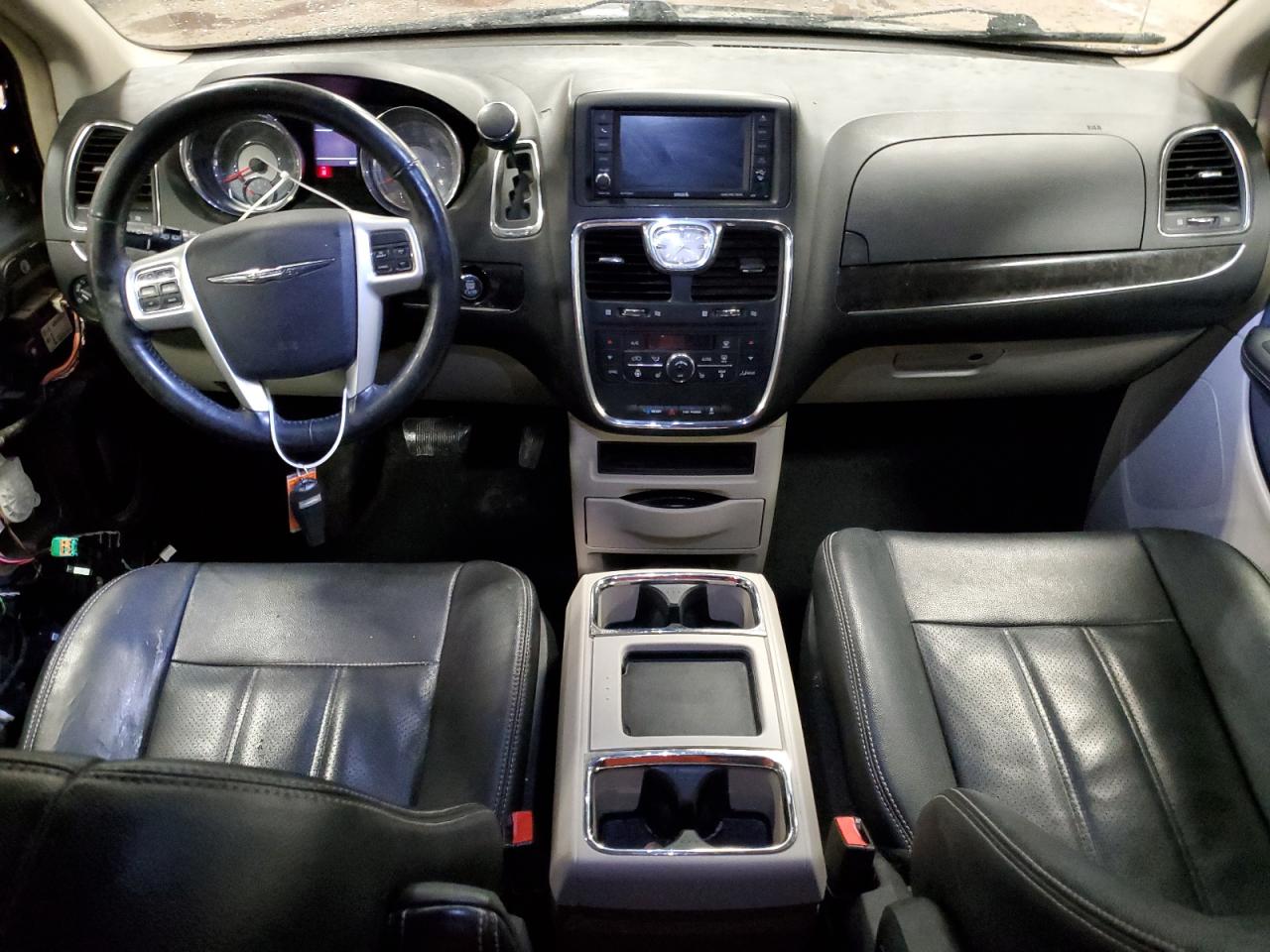 2014 Chrysler Town & Country - Image 8