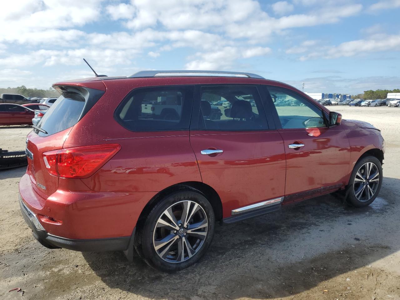 2017 Nissan Pathfinder - Image 3