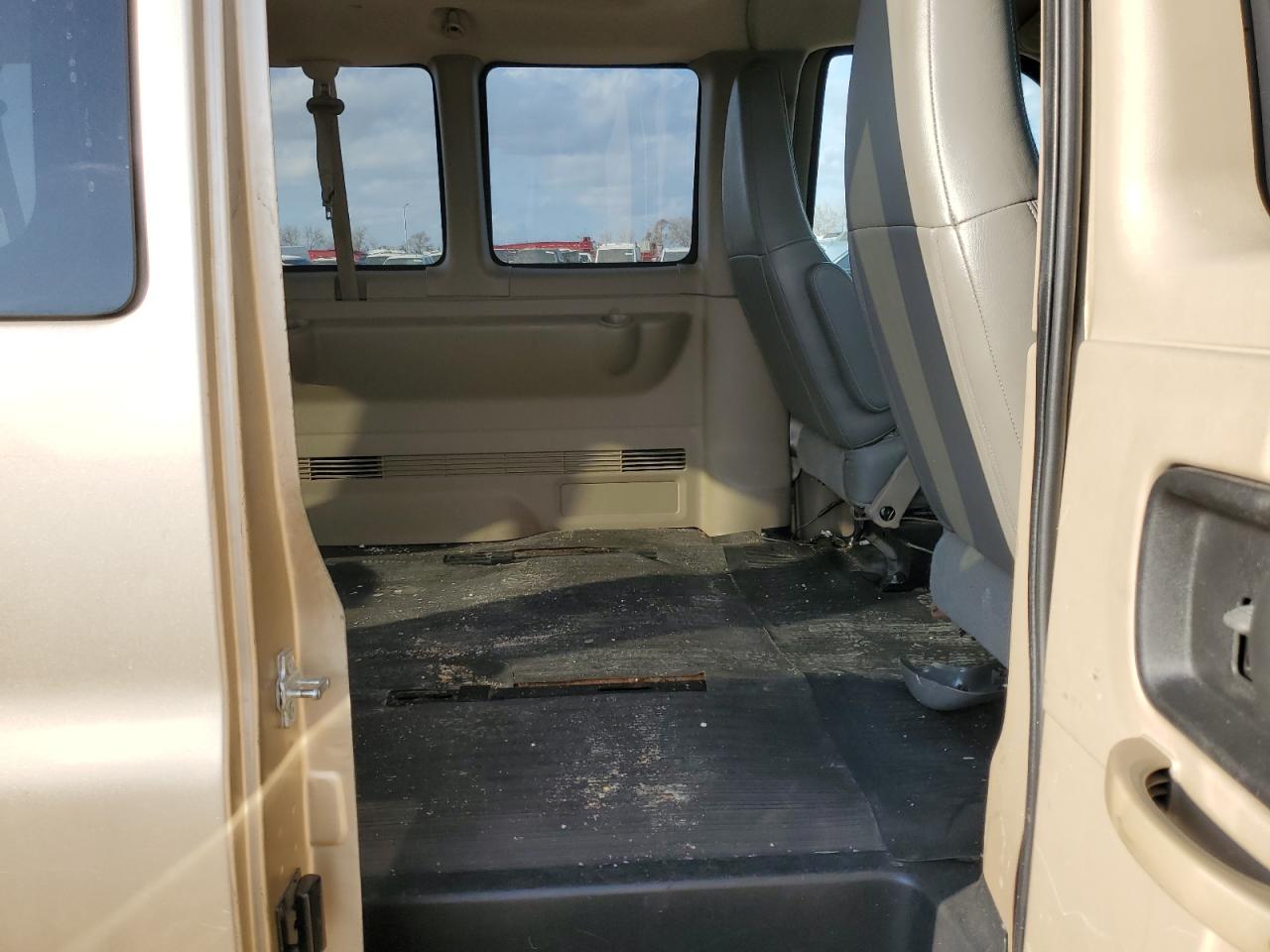 2007 Chevrolet Express - Image 11