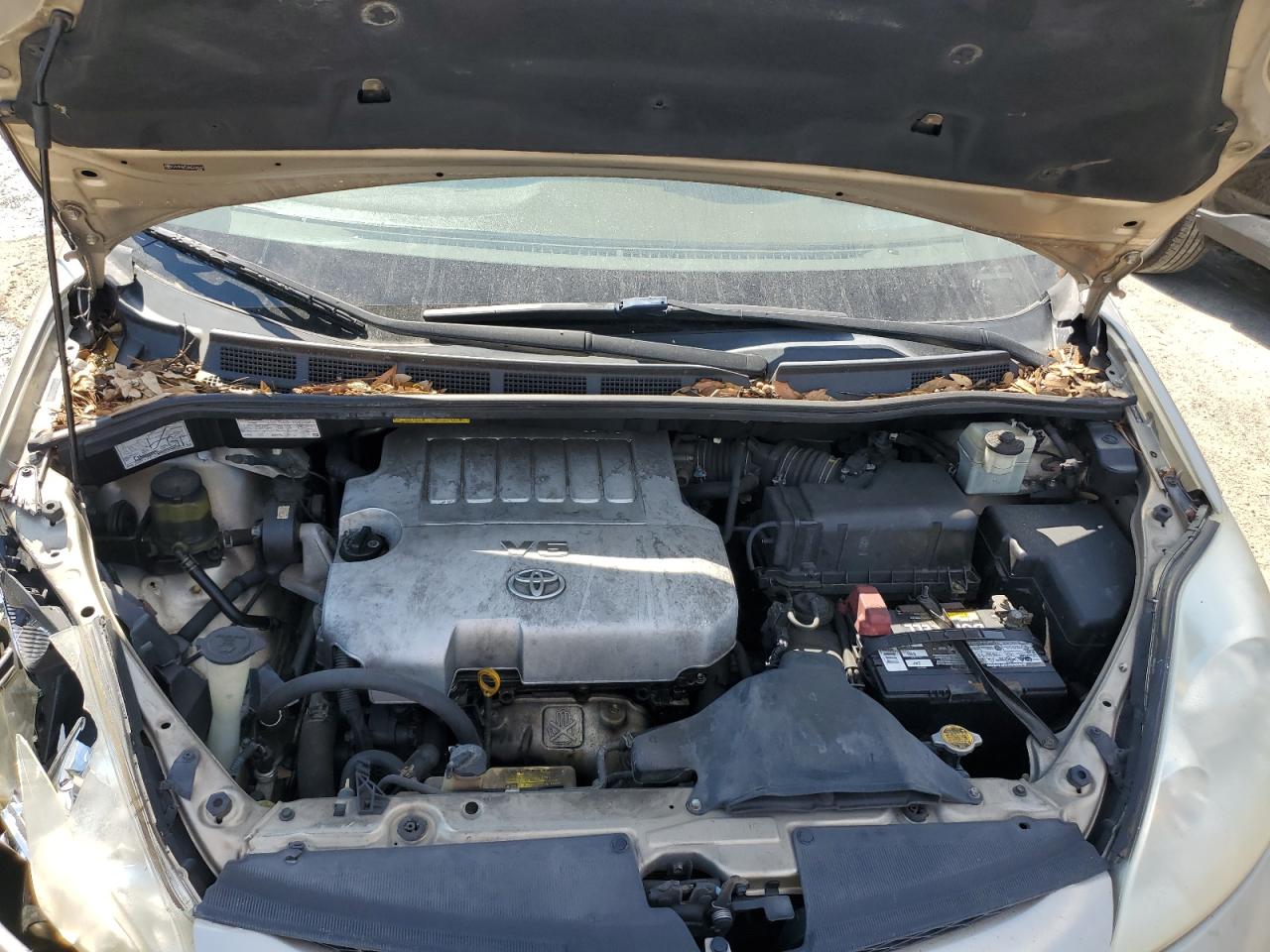 2010 Toyota Sienna - Image 12