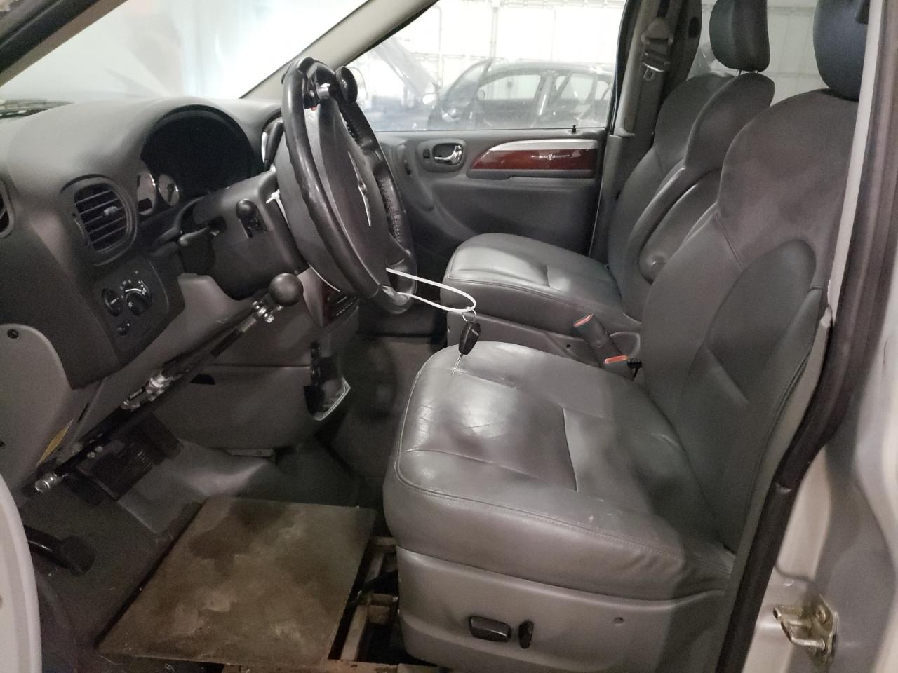 2005 Chrysler Town & Country - Image 7