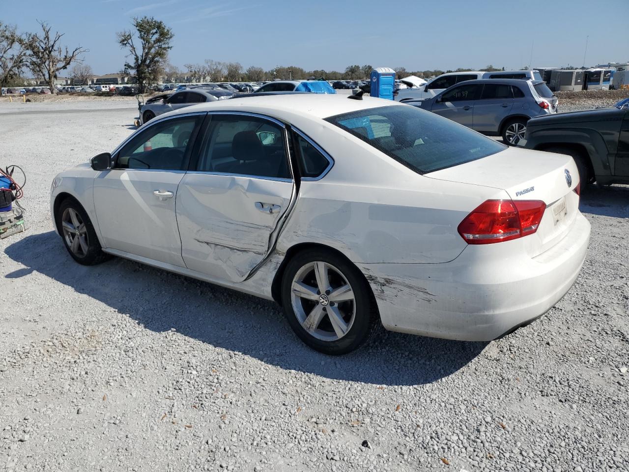 2014 Volkswagen Passat - Image 2