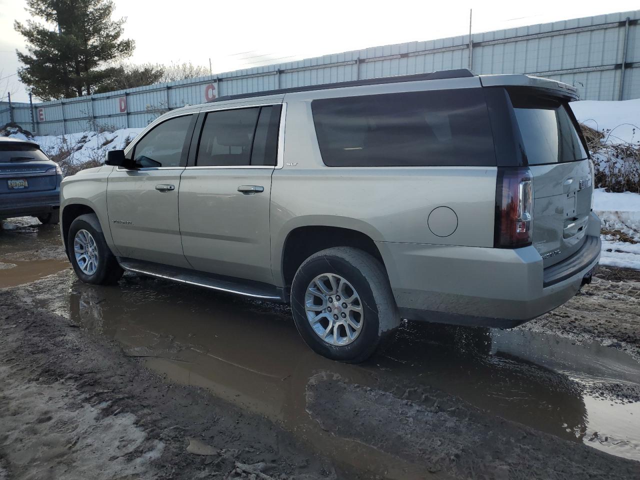 2017 GMC Yukon - Image 2
