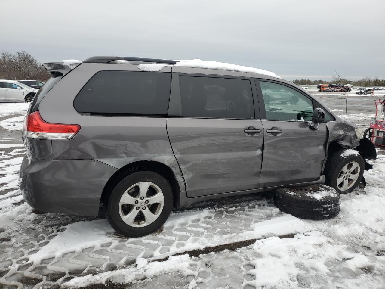 2014 Toyota Sienna - Image 3
