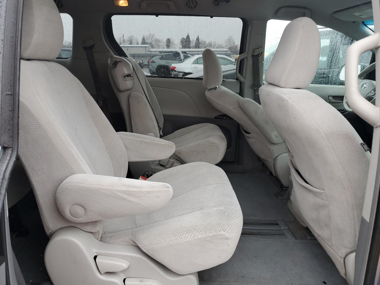 2011 Toyota Sienna - Image 11