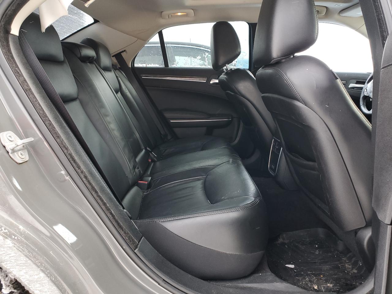 2017 Chrysler 300 - Image 10