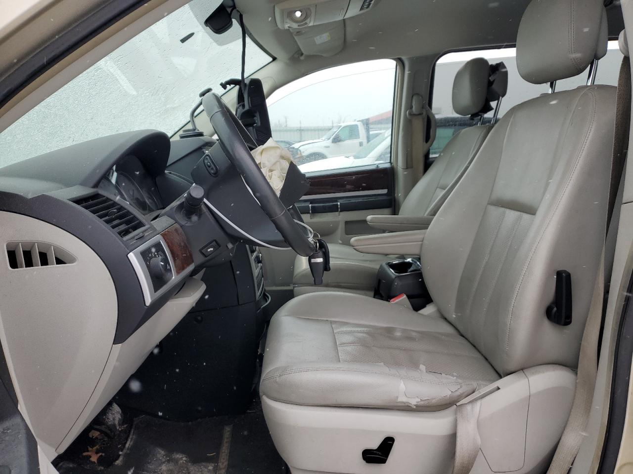 2010 Chrysler Town & Country - Image 7