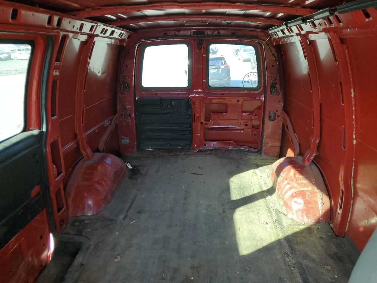 2005 Chevrolet Express - Image 10
