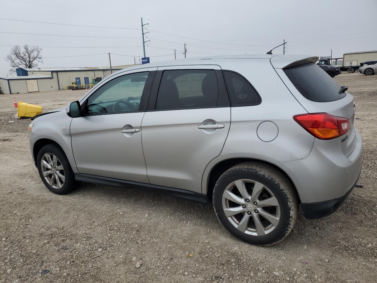 2013 Mitsubishi Outlander - Image 2