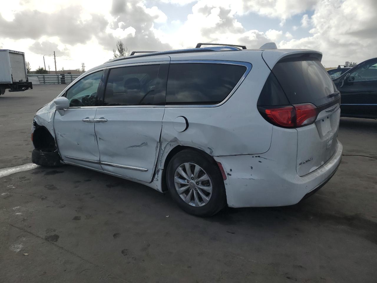 2019 Chrysler Pacifica - Image 2