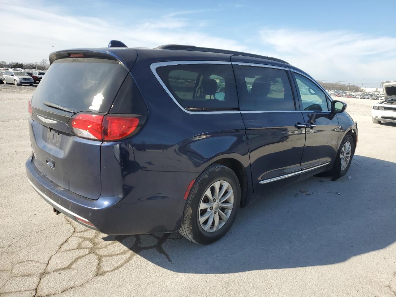 2017 Chrysler Pacifica - Image 3