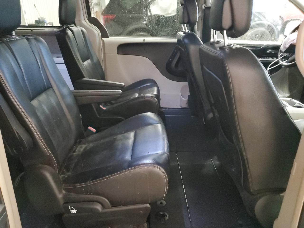 2013 Chrysler Town & Country - Image 11
