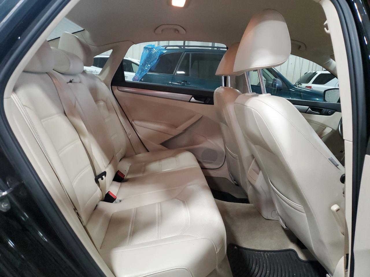 2015 Volkswagen Passat - Image 10