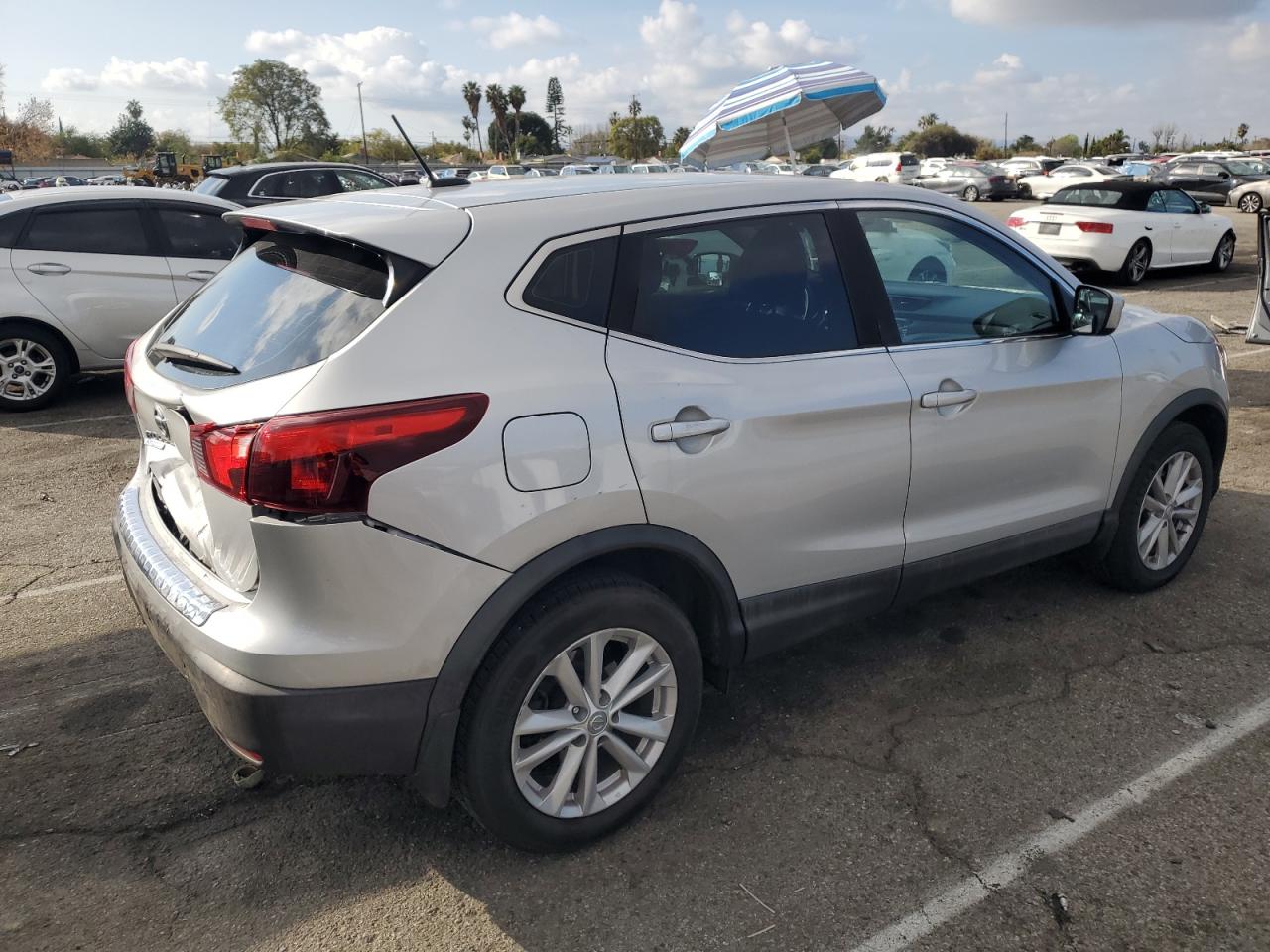 2017 Nissan Rogue - Image 3