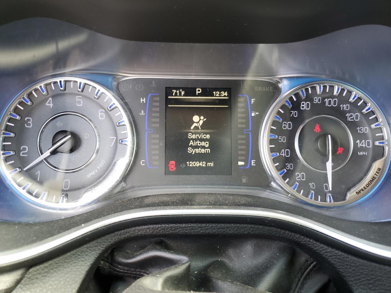 2016 Chrysler 200 - Image 9