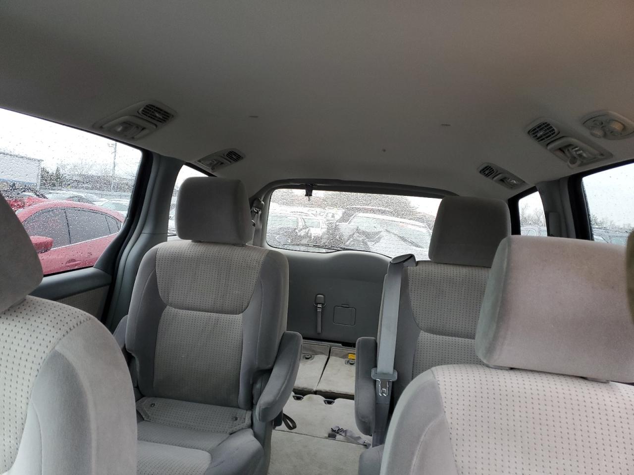 2010 Toyota Sienna - Image 10