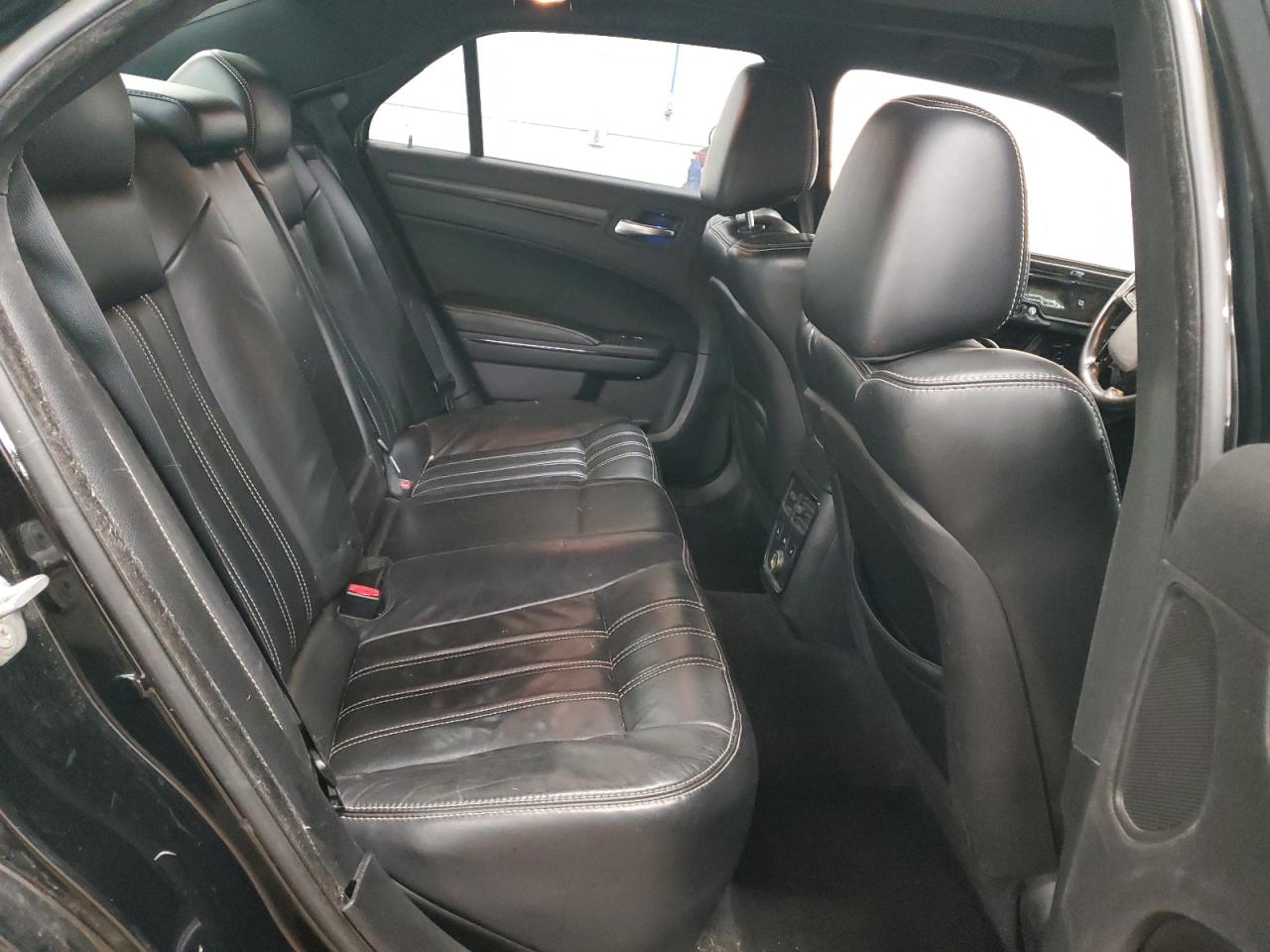 2014 Chrysler 300 - Image 10