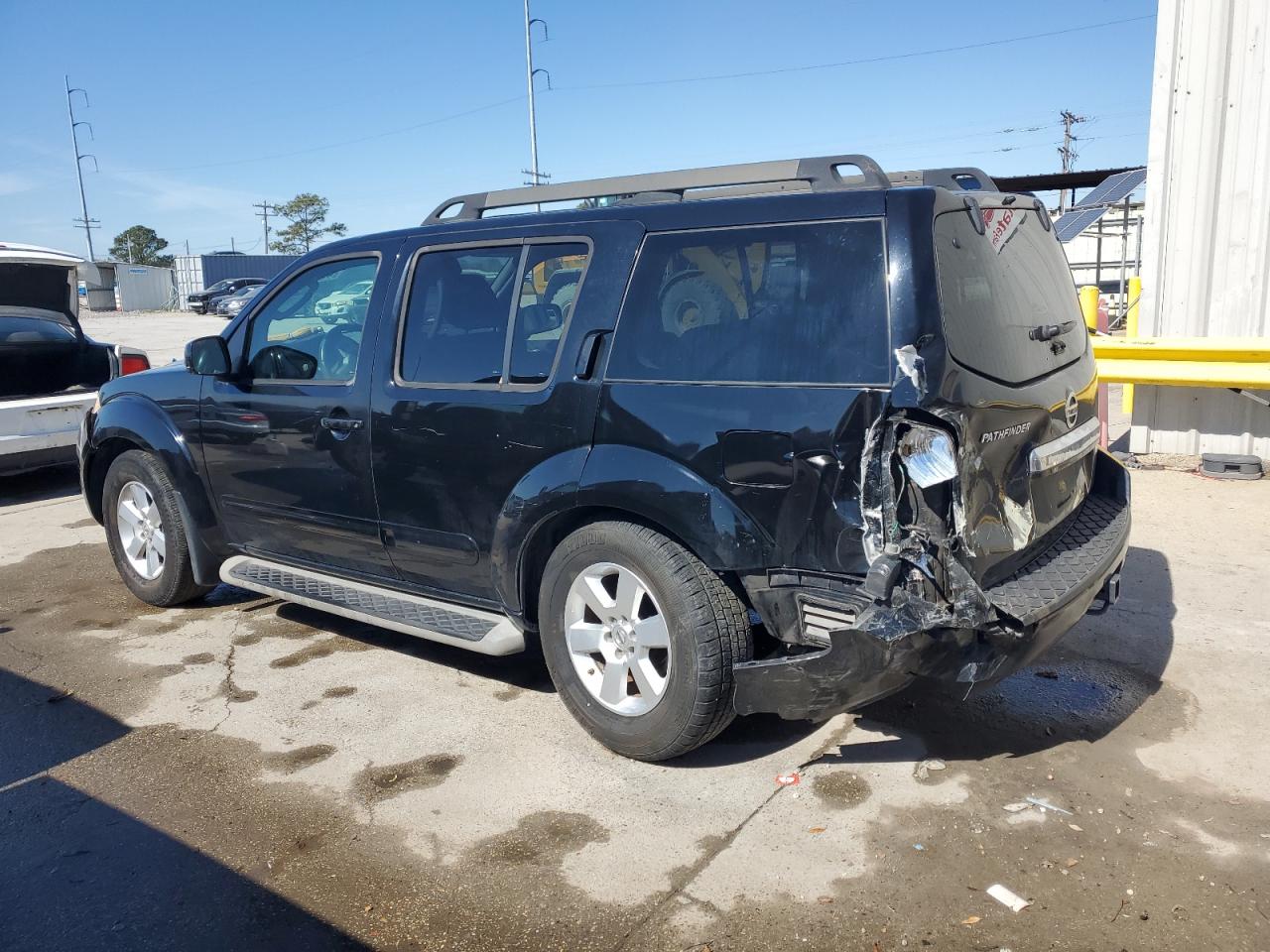 2011 Nissan Pathfinder - Image 2