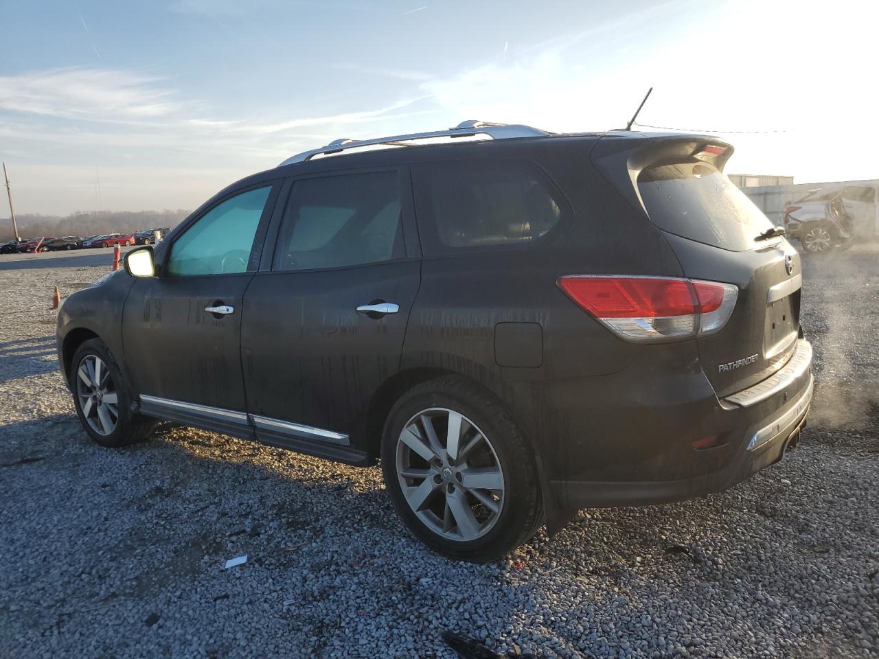 2015 Nissan Pathfinder - Image 2
