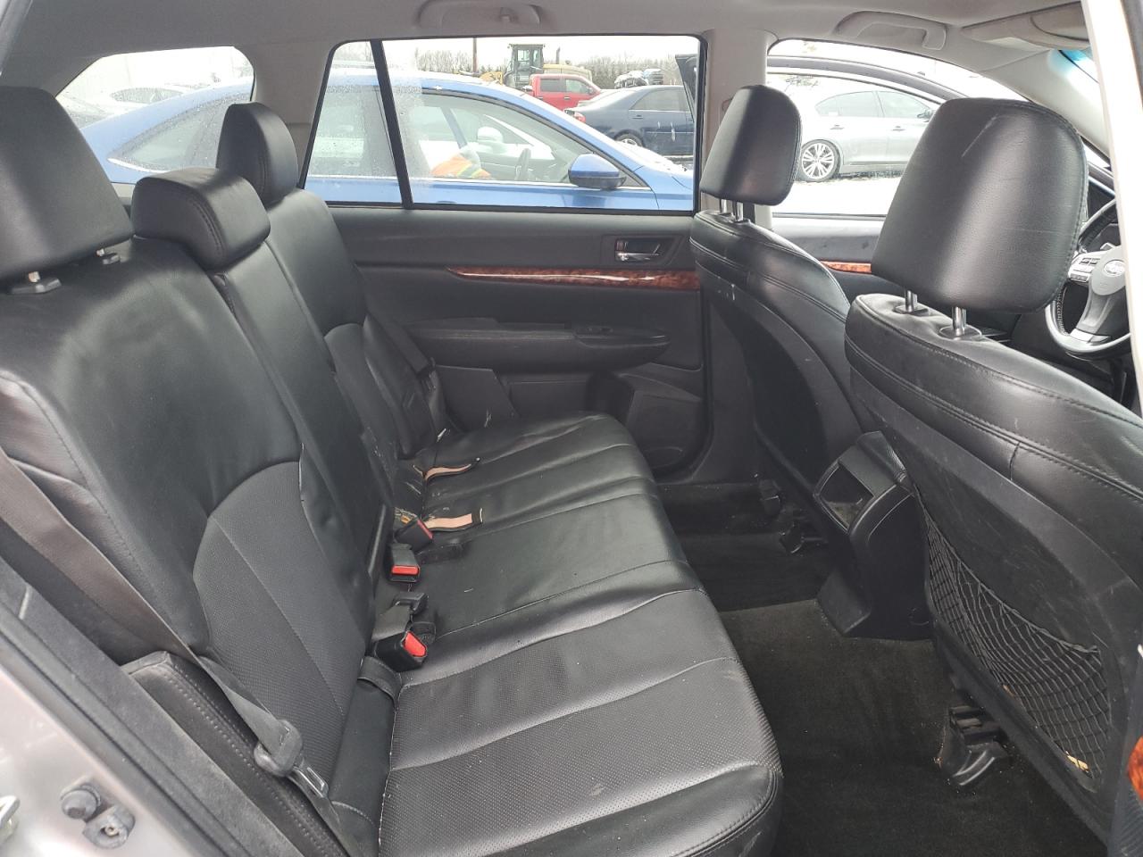 2012 Subaru Outback - Image 11