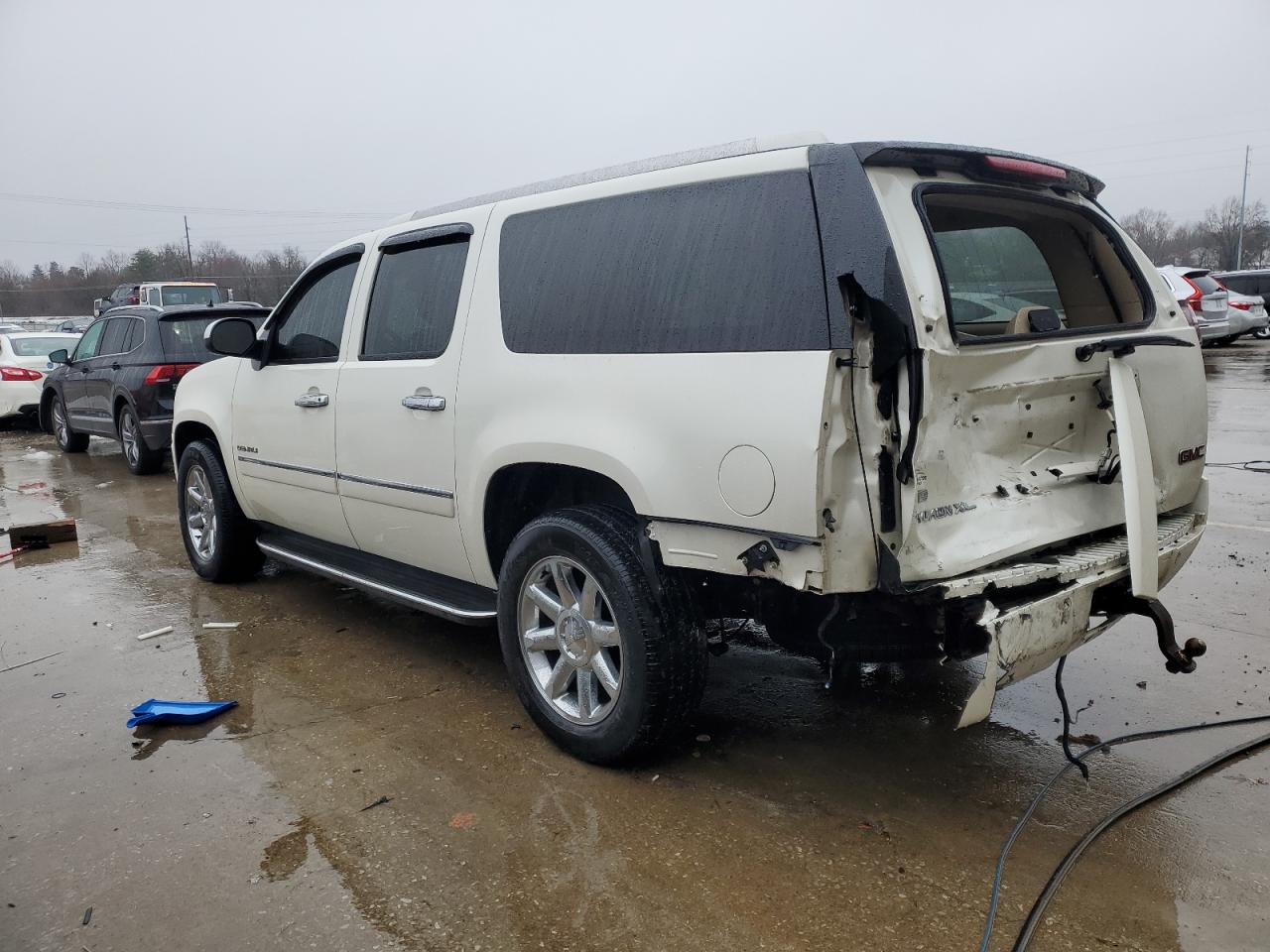 2011 GMC Yukon - Image 2