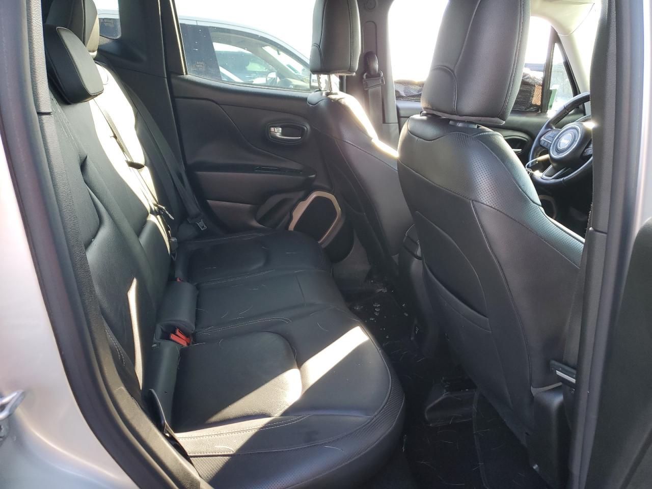 2015 Jeep Renegade - Image 11