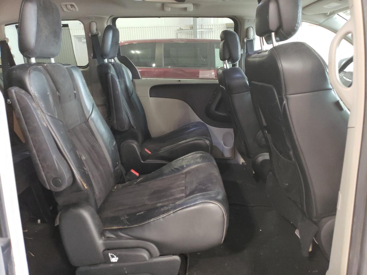 2014 Chrysler Town & Country - Image 11
