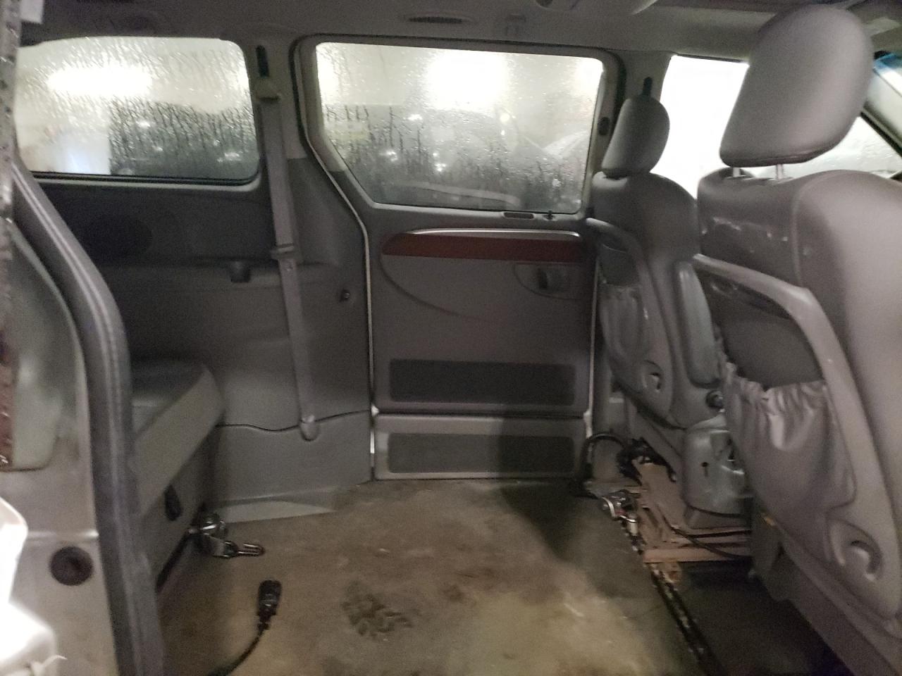2005 Chrysler Town & Country - Image 11