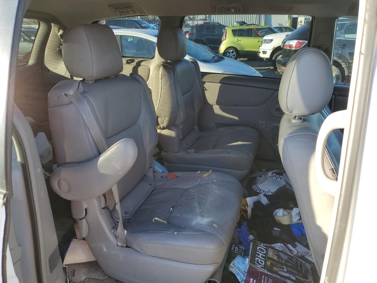 2008 Toyota Sienna - Image 11