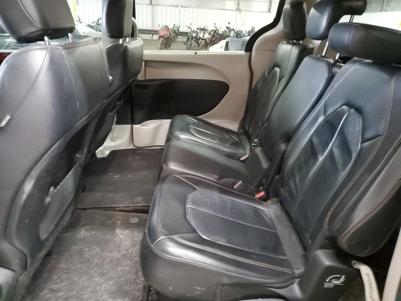 2017 Chrysler Pacifica - Image 11