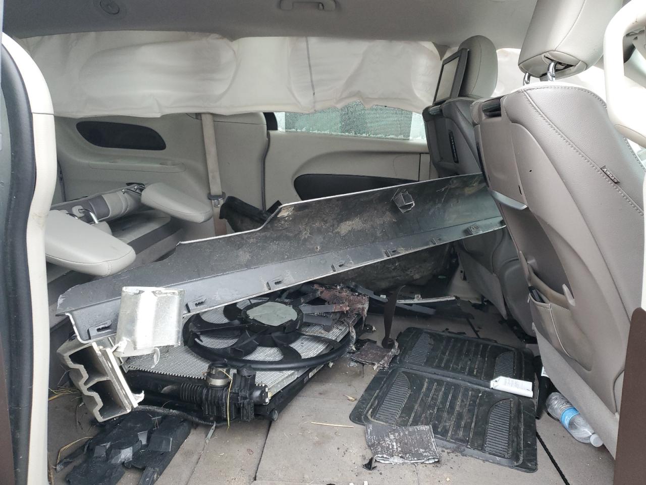 2017 Chrysler Pacifica - Image 11