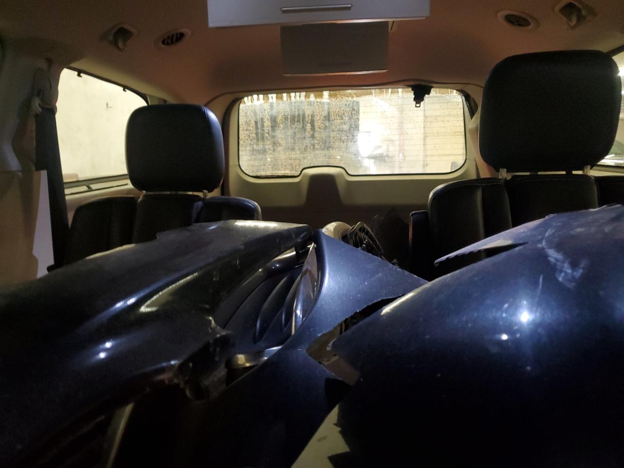 2011 Chrysler Town & Country - Image 10