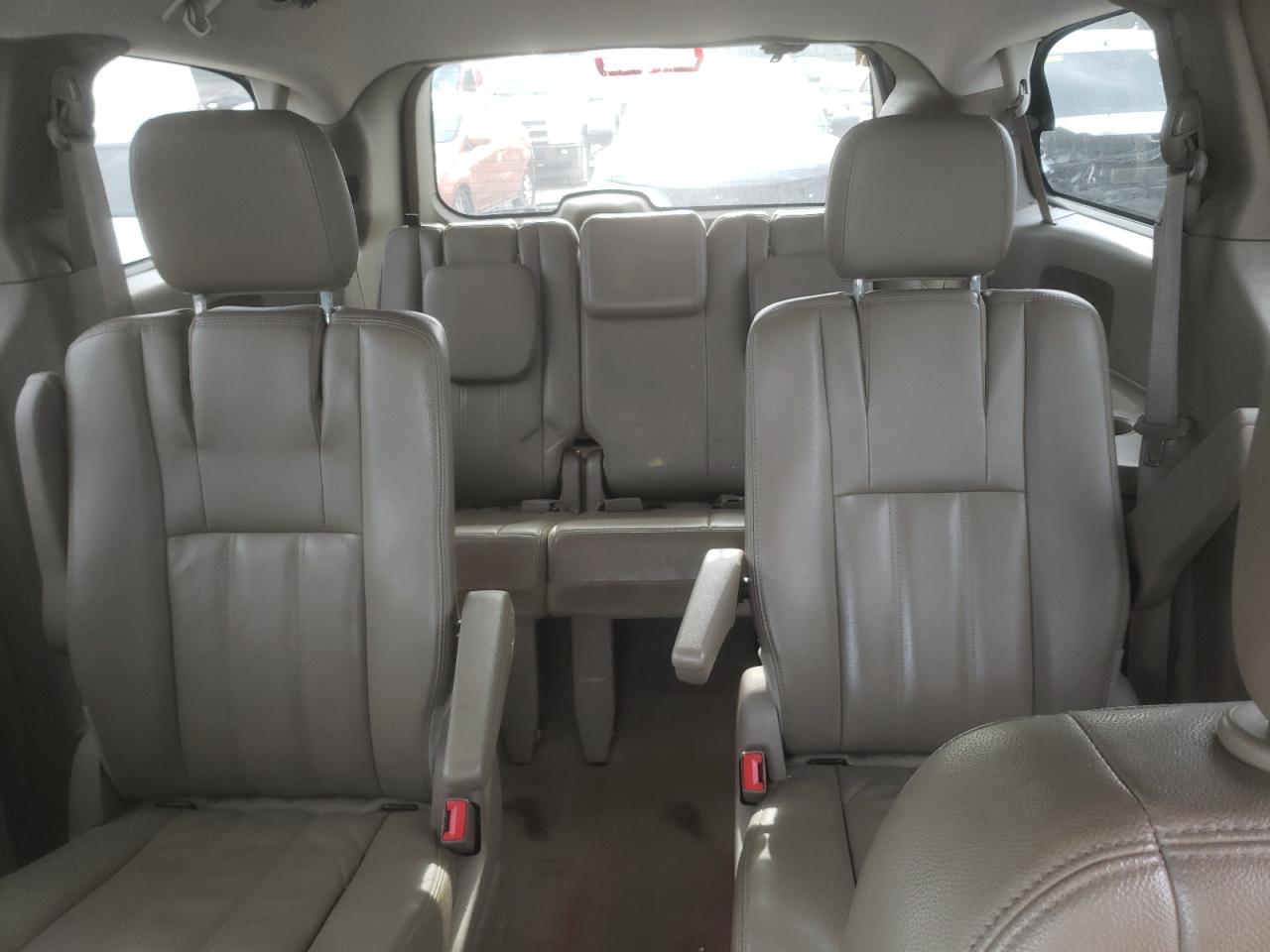 2014 Chrysler Town & Country - Image 10