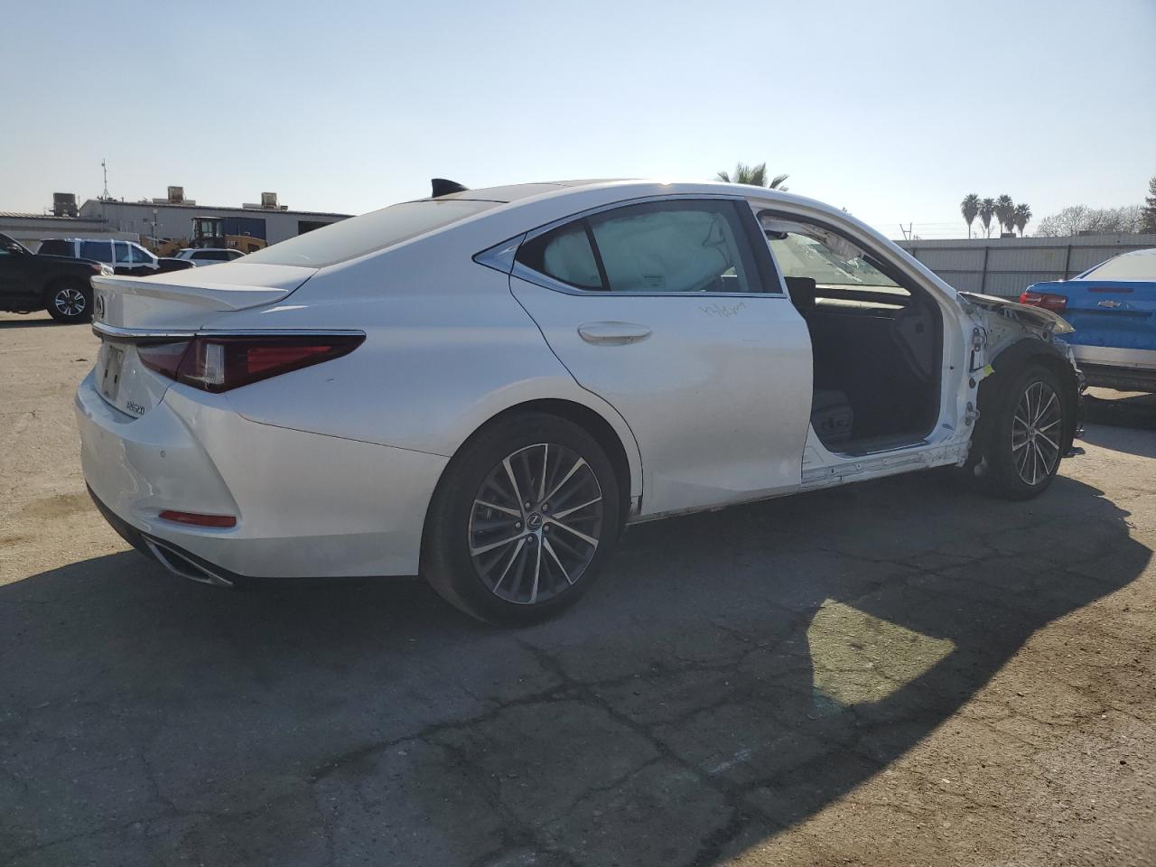 2023 Lexus ES - Image 3