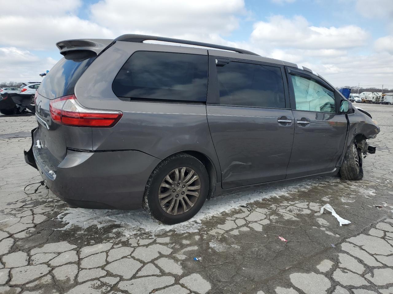 2015 Toyota Sienna - Image 3