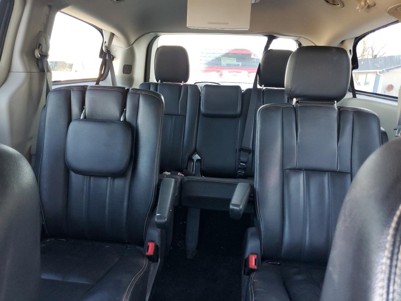 2016 Chrysler Town & Country - Image 10