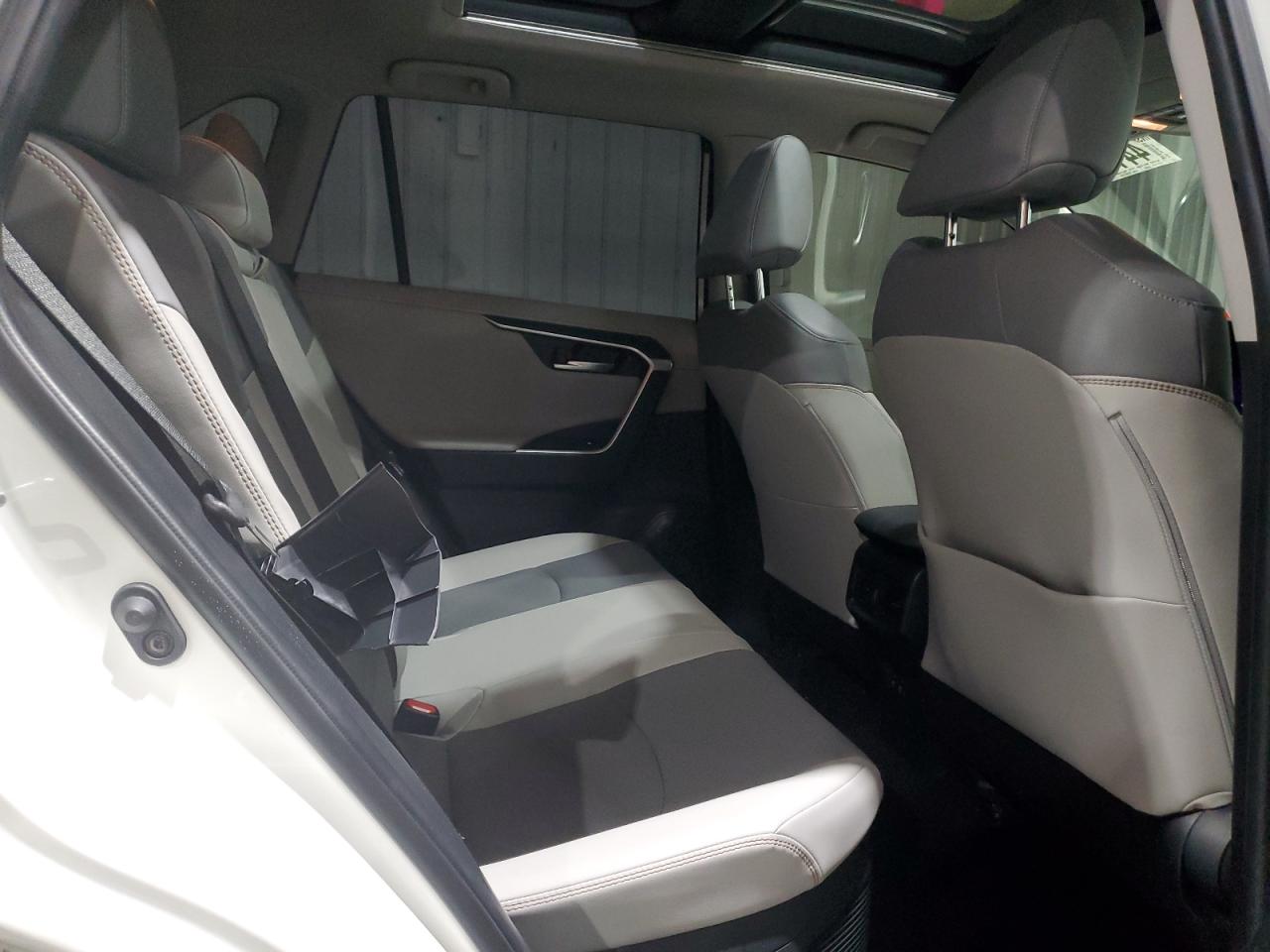 2020 Toyota RAV 4 - Image 11
